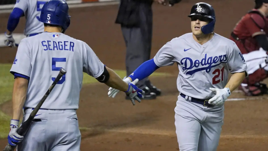 Kiké Hernández honró a Roberto Clemente con un jonrón vestido con el 21.
