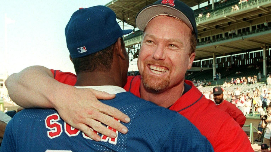 Mark McGwire rompe el récord de Roger Maris y Sammy Sosa protagoniza el histórico abrazo.
